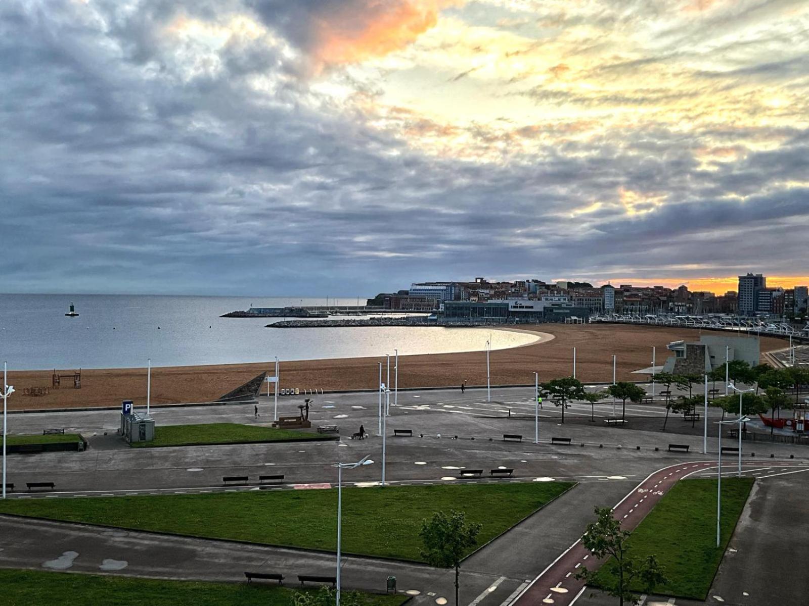 El Atico De La Playa Parking Gratis Apartment Хихон Екстериор снимка
