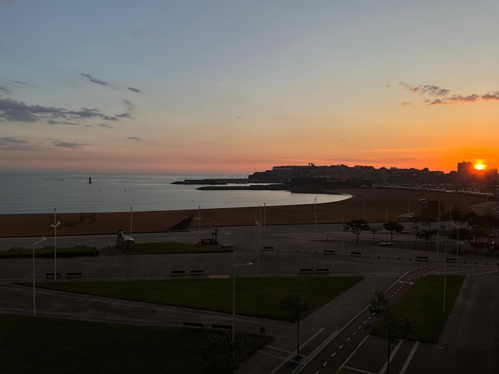 El Atico De La Playa Parking Gratis Apartment Хихон Екстериор снимка
